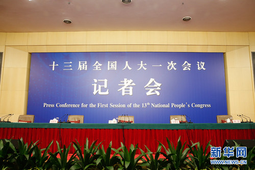 　十三届全国人大一次会议新闻中心于3月7日上午在梅地亚中心多功能厅举行记者会，邀请财政部部长肖捷，副部长史耀斌、胡静林就“财税改革和财政工作”相关问题回答中外记者提问。图为记者会现场。新华网中国政府网 陈杰 摄