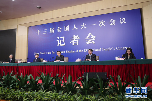 十三届全国人大一次会议新闻中心于3月7日上午在梅地亚中心多功能厅举行记者会，邀请财政部部长肖捷，副部长史耀斌、胡静林就“财税改革和财政工作”相关问题回答中外记者提问。图为记者会现场。新华网 中国政府网 翟子赫摄