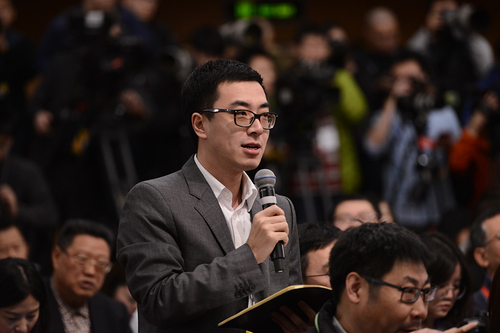 人民日报记者提问。人民网记者 张启川 摄