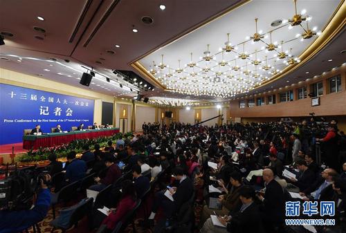 3月7日，十三届全国人大一次会议新闻中心举行记者会，邀请财政部部长肖捷，副部长史耀斌、胡静林就“财税改革和财政工作”相关问题回答中外记者提问。新华社记者 申宏 摄