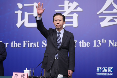 十三届全国人大一次会议新闻中心于3月7日上午在梅地亚中心多功能厅举行记者会，邀请财政部部长肖捷，副部长史耀斌、胡静林就“财税改革和财政工作”相关问题回答中外记者提问。图为财政部部长肖捷向记者举手示意。