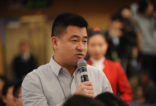 每日经济新闻记者提问。人民网记者 郝勇 摄