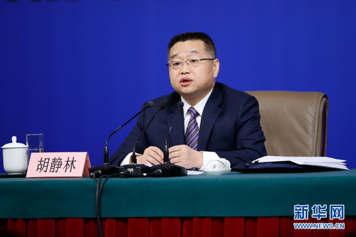 十三届全国人大一次会议新闻中心于3月7日上午在梅地亚中心多功能厅举行记者会，邀请财政部部长肖捷，副部长史耀斌、胡静林就“财税改革和财政工作”相关问题回答中外记者提问。图为财政部副部长胡静林回答记者提问。新华网 中国政府网 陈杰 摄