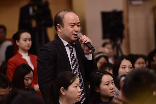 日本经济新闻记者提问。人民网记者 张启川 摄