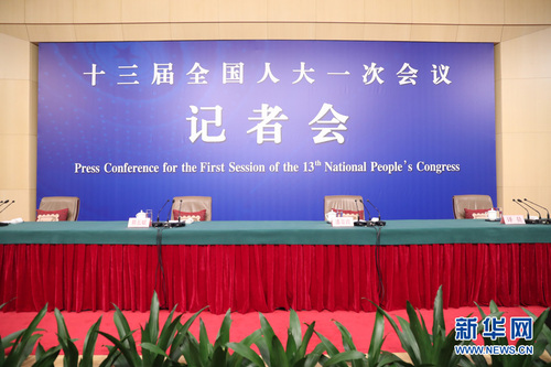 十三届全国人大一次会议新闻中心于3月7日在梅地亚中心多功能厅举行记者会，邀请农业部部长韩长赋，农业部新闻发言人、办公厅主任潘显政就“实施乡村振兴战略 推动农业转型升级”的相关问题回答中外记者的提问。图为记者会现场。新华网 中国政府网 翟子赫 摄