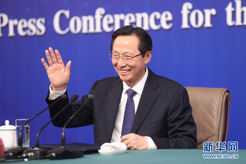 十三届全国人大一次会议新闻中心于3月7日在梅地亚中心多功能厅举行记者会，邀请农业部部长韩长赋，农业部新闻发言人、办公厅主任潘显政就“实施乡村振兴战略 推动农业转型升级”的相关问题回答中外记者的提问。图为农业部部长韩长赋向记者举手示意。新华网 中国政府网 陈杰 摄