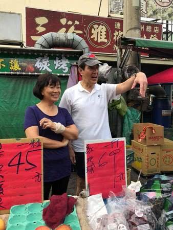 马英九下乡看龙应台生活 一大早在市场叫买水果
