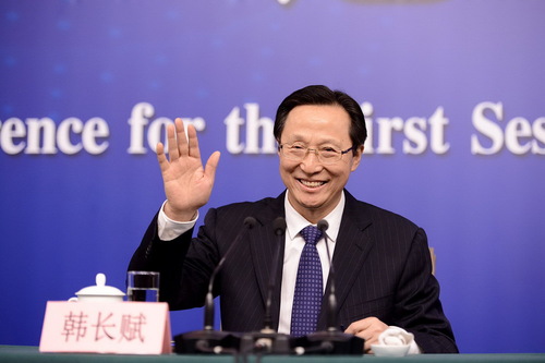 农业部部长韩长赋与记者挥手致意