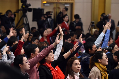 记者会现场记者们积极举手争取提问机会