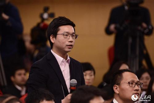湖北广播电视台记者提问 人民网记者 张启川 摄