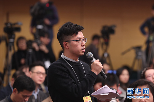 图为南方都市报记者提问。新华网 中国政府网 曲植 摄
