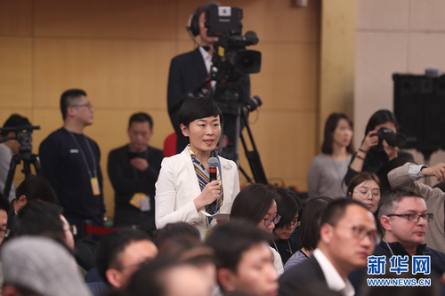 内蒙古广播电视台记者提问。新华网 中国政府网 曲植 摄