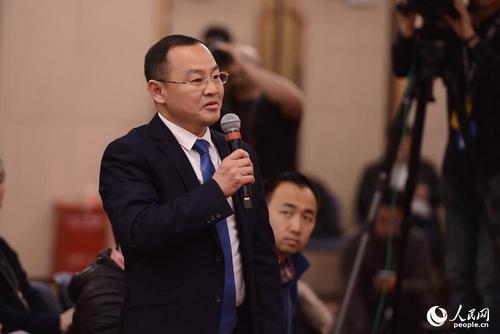 美国全美电视台记者提问 人民网记者 张启川 摄