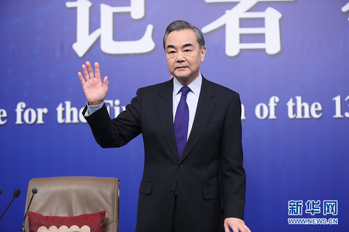 十三届全国人大一次会议新闻中心于3月8日上午10时在梅地亚中心多功能厅举行记者会，邀请外交部部长王毅就“中国外交政策和对外关系”回答中外记者提问。图为王毅向记者示意。新华网 中国政府网陈杰 摄