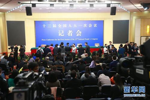 　3月8日，十三届全国人大一次会议新闻中心举行记者会，邀请外交部部长王毅回答中外记者提问。这是在记者会开始前，记者在准备采访。新华社记者邢广利摄
