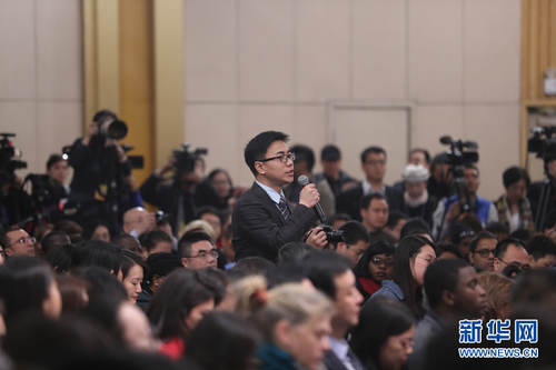 图为人民日报记者在现场提问