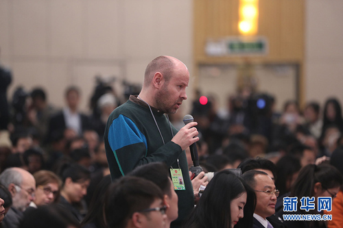 图为路透社记者提问。新华网 中国政府网陈杰 摄