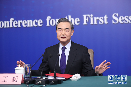 十三届全国人大一次会议新闻中心于3月8日上午10时在梅地亚中心多功能厅举行记者会，邀请外交部部长王毅就“中国外交政策和对外关系”回答中外记者提问。图为王毅回答记者提问。新华网 中国政府网陈杰 摄