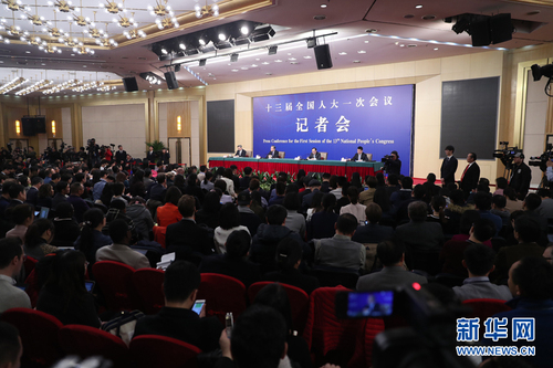 十三届全国人大一次会议新闻中心3月8日上午10时在梅地亚中心多功能厅举行记者会，邀请外交部部长王毅就“中国外交政策和对外关系”回答中外记者提问。图为记者会现场。 新华网 中国政府网 翟子赫 摄