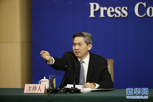 十三届全国人大一次会议新闻中心于3月8日上午10时在梅地亚中心多功能厅举行记者会，邀请外交部部长王毅就“中国外交政策和对外关系”回答中外记者提问。图为记者会主持人何绍仁。新华网 中国政府网陈杰 摄