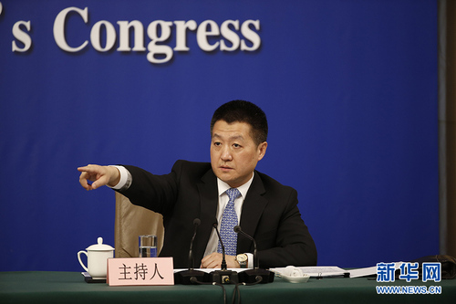 十三届全国人大一次会议新闻中心于3月8日上午10时在梅地亚中心多功能厅举行记者会，邀请外交部部长王毅就“中国外交政策和对外关系”回答中外记者提问。图为记者会主持人陆慷。新华网 中国政府网陈杰 摄