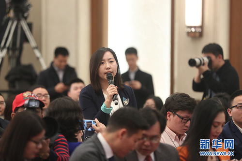 图为人民日报记者提问。新华网 中国政府网 翟子赫 摄