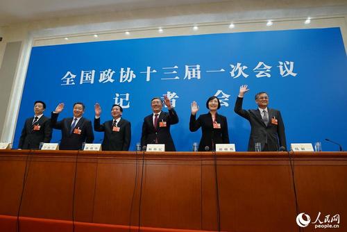 政协委员向记者挥手致意
