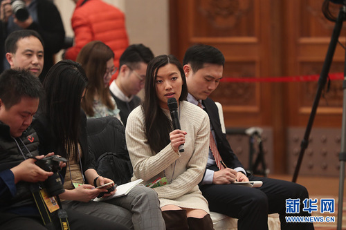 图为华尔街日报记者提问。新华网 中国政府网 郝广鹏 摄