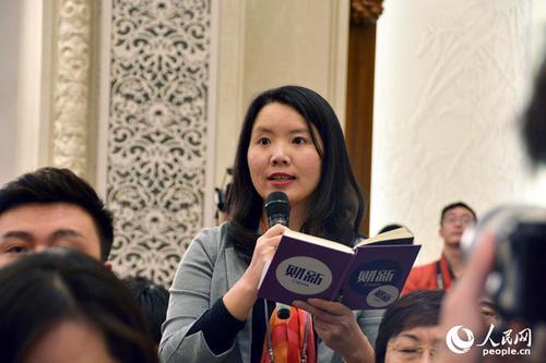 财新周刊记者提问 人民网记者 夏晓伦 摄