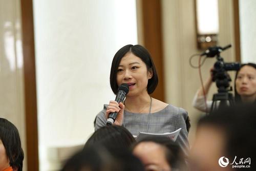 中国农村杂志社记者提问 人民网记者 赵铎 摄
