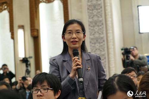 中新社记者提问 人民网记者 赵铎 摄