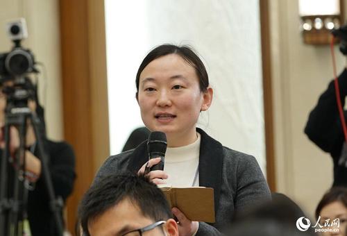 中国国际广播电台记者提问 人民网记者 赵铎 摄