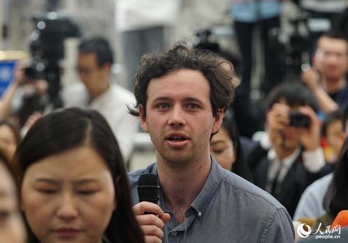 法新社记者提问 人民网记者 赵铎 摄