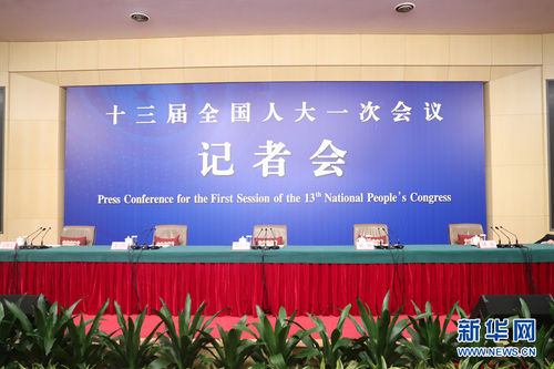 十三届全国人大一次会议新闻中心3月9日在梅地亚中心多功能厅举行记者会，邀请中国人民银行行长周小川，副行长易纲，副行长、国家外汇管理局局长潘功胜就“金融改革与发展”相关问题回答中外记者提问。图为记者会现场。新华网 中国政府网 陈杰 摄
