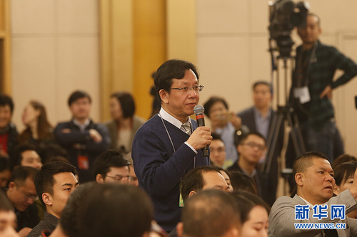 十三届全国人大一次会议新闻中心3月9日在梅地亚中心多功能厅举行记者会，邀请中国人民银行行长周小川，副行长易纲，副行长、国家外汇管理局局长潘功胜就“金融改革与发展”相关问题回答中外记者提问。图为路透社记者提问。新华网 中国政府网 陈杰 摄