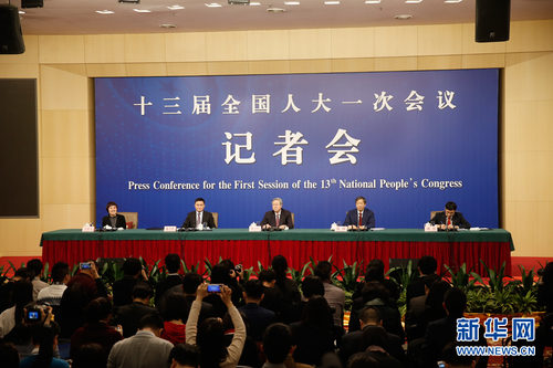 十三届全国人大一次会议新闻中心3月9日在梅地亚中心多功能厅举行记者会，邀请中国人民银行行长周小川，副行长易纲，副行长、国家外汇管理局局长潘功胜就“金融改革与发展”相关问题回答中外记者提问。记者会现场。新华网 中国政府网 陈杰 摄