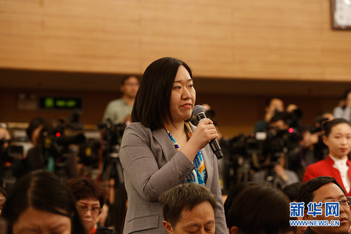 十三届全国人大一次会议新闻中心3月9日在梅地亚中心多功能厅举行记者会，邀请中国人民银行行长周小川，副行长易纲，副行长、国家外汇管理局局长潘功胜就“金融改革与发展”相关问题回答中外记者提问。图为金融时报记者提问。新华网 中国政府网 王健 摄