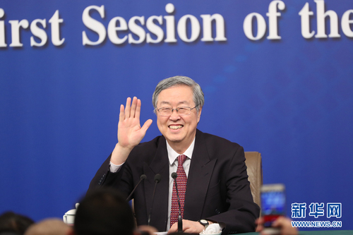 十三届全国人大一次会议新闻中心3月9日在梅地亚中心多功能厅举行记者会，邀请中国人民银行行长周小川，副行长易纲，副行长、国家外汇管理局局长潘功胜就“金融改革与发展”相关问题回答中外记者提问。图为周小川向记者招手致意。新华网 中国政府网 陈杰 摄