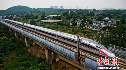 图为2017年6月26日，具有完全自主知识产权的中国标准动车组“复兴号”动车行驶在京沪高铁江苏镇江段。<a target='_blank' href='http://www.chinanews.com/'>中新社</a>记者 陈岗 摄
