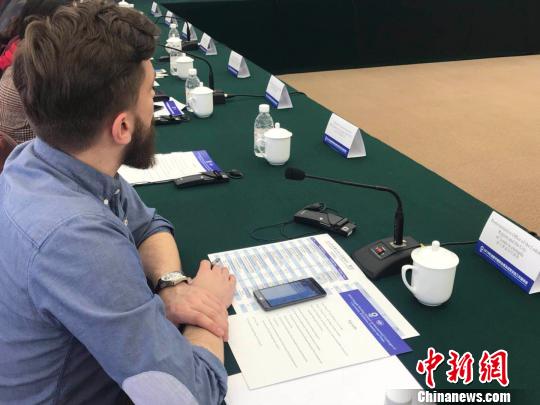 图为座谈会现场。　岳依桐 摄