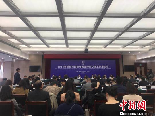 图为座谈会现场。　岳依桐 摄