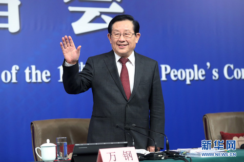 十三届全国人大一次会议新闻中心于10日上午10时45分在梅地亚中心多功能厅举行记者会，邀请科技部部长万钢、政策法规与监督司司长贺德方、创新发展司司长许倞就“加快建设创新型国家”相关问题回答中外记者提问。图为万钢向记者示意。新华网 中国政府网 翟子赫 摄