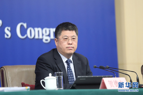 十三届全国人大一次会议新闻中心于10日上午10时45分在梅地亚中心多功能厅举行记者会，邀请科技部部长万钢、政策法规与监督司司长贺德方、创新发展司司长许倞就“加快建设创新型国家”相关问题回答中外记者提问。图为科技部政策法规与监督司司长贺德方。新华网 中国政府网 翟子赫 摄