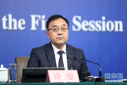 十三届全国人大一次会议新闻中心于10日上午10时45分在梅地亚中心多功能厅举行记者会，邀请科技部部长万钢、政策法规与监督司司长贺德方、创新发展司司长许倞就“加快建设创新型国家”相关问题回答中外记者提问。图为科技部创新发展司司长许倞。新华网 中国政府网 翟子赫 摄