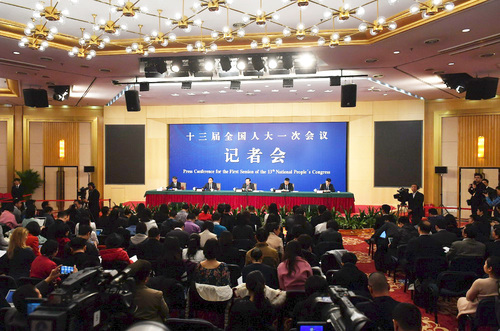 十三届全国人大一次会议新闻中心于3月10日上午10时45分在梅地亚中心多功能厅举行记者会，邀请科技部部长万钢、政策法规与监督司司长贺德方、创新发展司司长许倞就“加快建设创新型国家”相关问题回答中外记者提问。人民网记者 于凯 摄