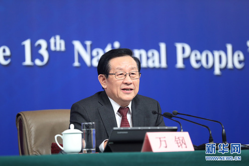 十三届全国人大一次会议新闻中心于10日上午10时45分在梅地亚中心多功能厅举行记者会，邀请科技部部长万钢、政策法规与监督司司长贺德方、创新发展司司长许倞就“加快建设创新型国家”相关问题回答中外记者提问。图为科技部部长万钢回答记者提问。新华网 中国政府网 翟子赫 摄