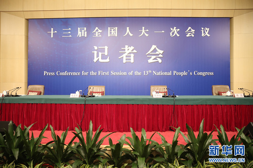 　十三届全国人大一次会议新闻中心3月10日15时在梅地亚中心多功能厅举行记者会，邀请国务院国资委主任肖亚庆，副秘书长、新闻发言人彭华岗就“国有企业改革发展”相关问题回答中外记者提问。图为记者会现场。新华网 中国政府网 翟子赫 摄