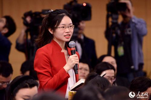上海证券报记者提问 人民网记者 郝勇 摄