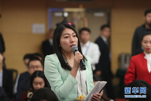 图为法制日报记者提问。新华网 中国政府网 曲植 摄