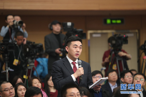 图为浙江卫视记者提问。新华网 中国政府网 曲植 摄